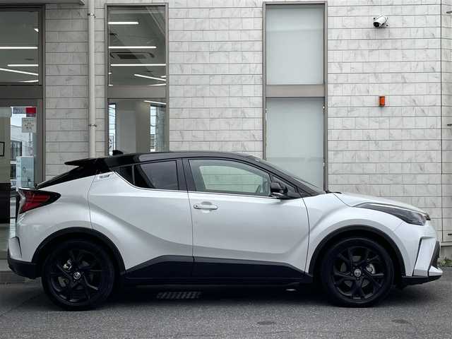 トヨタ Ｃ－ＨＲ G 群馬県 2023(令5)年 2.5万km パール ワンオーナー/純正ディスプレイオーディオ/全方位カメラ/ビルトインETC2.0/ドラレコ前後/クルーズコントロール(追従走行あり)/横滑り防止装置/Bluetooth/オートライト/オートマチックハイビーム/シートヒーター(D+N席)/LEDヘッドライト/スマートキー/純正アルミホイール/純正フロアマット/コーナーセンサー前後/USB入力端子/プッシュスタート/保証書/取扱説明書