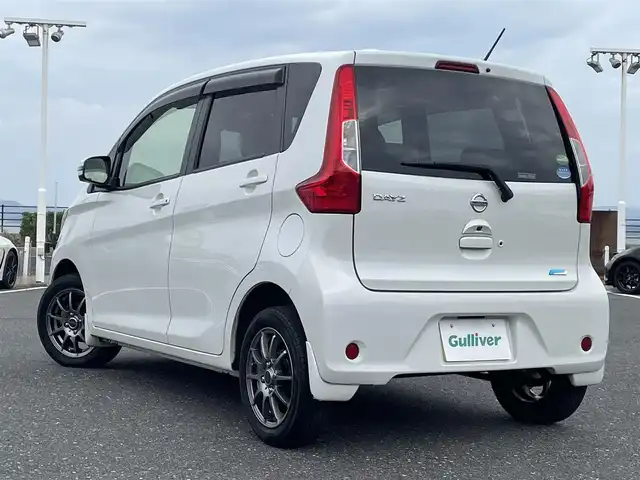 日産 デイズ X 島根県 2016(平28)年 5.4万km ホワイトパール 登録時走行距離53784km/純正ナビ/BT・CD・FM・AM/エマージェンシーブレーキ/全周囲カメラ/アイドリングストップ/前後ドライブレコーダー/純正フロアマット/社外14インチアルミホイール/ハロゲンライト/ドアバイザー/エンジンスタートボタン