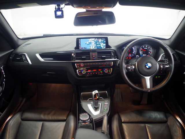 ＢＭＷ １１８ｄ Mスポーツ エディションシャドー 兵庫県 2019(令1)年 4.7万km ミネラルグレー ダーク・ヘッドライト/リア・ランプ（専用装備）/ハイグロス・ブラック・キドニー・グリル（専用装備）/18インチ Mライト・アロイ・ホイール・ダブルスポーク ジェット・ブラック（専用装備）/コーナー・クロス アンソラジット/グレー・ハイライト/ハイグロス・ブラック・トリム/パール・クローム・ハイライト/インテリア・バッヂ（専用装備）/パーキング・サポート・パッケージ（特別装備）/ACC/アクティブ・クルーズ・コントロール（ストップ＆ゴー機能付/特別装備）/コンフォート・パッケージ（特別装備）