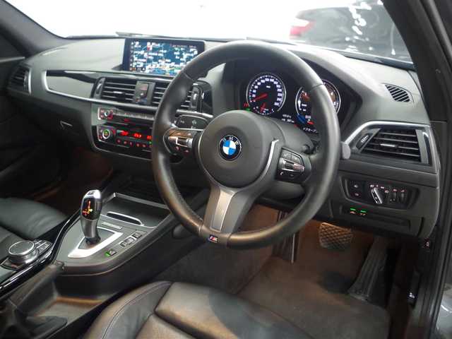 ＢＭＷ １１８ｄ Mスポーツ エディションシャドー 兵庫県 2019(令1)年 4.7万km ミネラルグレー ダーク・ヘッドライト/リア・ランプ（専用装備）/ハイグロス・ブラック・キドニー・グリル（専用装備）/18インチ Mライト・アロイ・ホイール・ダブルスポーク ジェット・ブラック（専用装備）/コーナー・クロス アンソラジット/グレー・ハイライト/ハイグロス・ブラック・トリム/パール・クローム・ハイライト/インテリア・バッヂ（専用装備）/パーキング・サポート・パッケージ（特別装備）/ACC/アクティブ・クルーズ・コントロール（ストップ＆ゴー機能付/特別装備）/コンフォート・パッケージ（特別装備）