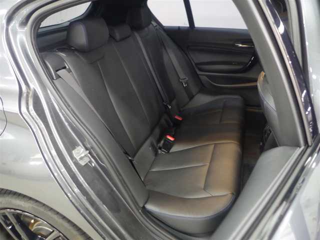 ＢＭＷ １１８ｄ Mスポーツ エディションシャドー 兵庫県 2019(令1)年 4.7万km ミネラルグレー ダーク・ヘッドライト/リア・ランプ（専用装備）/ハイグロス・ブラック・キドニー・グリル（専用装備）/18インチ Mライト・アロイ・ホイール・ダブルスポーク ジェット・ブラック（専用装備）/コーナー・クロス アンソラジット/グレー・ハイライト/ハイグロス・ブラック・トリム/パール・クローム・ハイライト/インテリア・バッヂ（専用装備）/パーキング・サポート・パッケージ（特別装備）/ACC/アクティブ・クルーズ・コントロール（ストップ＆ゴー機能付/特別装備）/コンフォート・パッケージ（特別装備）