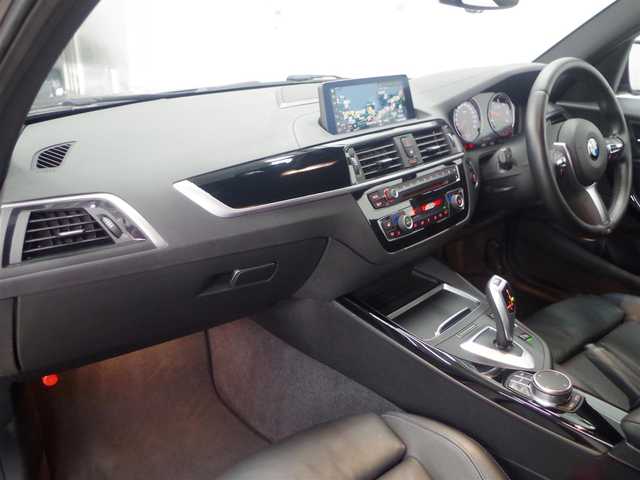 ＢＭＷ １１８ｄ Mスポーツ エディションシャドー 兵庫県 2019(令1)年 4.7万km ミネラルグレー ダーク・ヘッドライト/リア・ランプ（専用装備）/ハイグロス・ブラック・キドニー・グリル（専用装備）/18インチ Mライト・アロイ・ホイール・ダブルスポーク ジェット・ブラック（専用装備）/コーナー・クロス アンソラジット/グレー・ハイライト/ハイグロス・ブラック・トリム/パール・クローム・ハイライト/インテリア・バッヂ（専用装備）/パーキング・サポート・パッケージ（特別装備）/ACC/アクティブ・クルーズ・コントロール（ストップ＆ゴー機能付/特別装備）/コンフォート・パッケージ（特別装備）