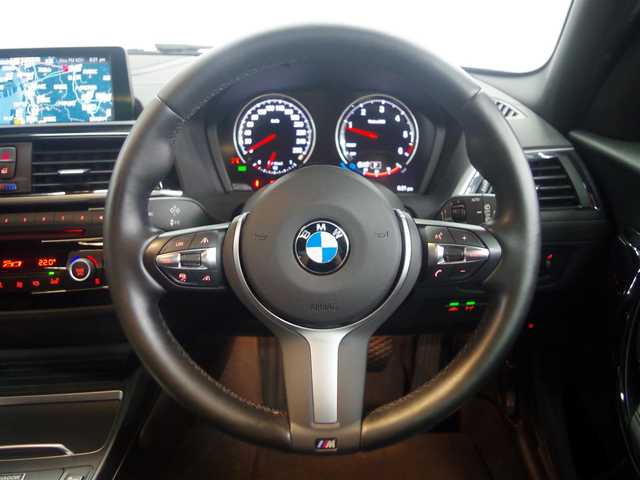 ＢＭＷ １１８ｄ Mスポーツ エディションシャドー 兵庫県 2019(令1)年 4.7万km ミネラルグレー ダーク・ヘッドライト/リア・ランプ（専用装備）/ハイグロス・ブラック・キドニー・グリル（専用装備）/18インチ Mライト・アロイ・ホイール・ダブルスポーク ジェット・ブラック（専用装備）/コーナー・クロス アンソラジット/グレー・ハイライト/ハイグロス・ブラック・トリム/パール・クローム・ハイライト/インテリア・バッヂ（専用装備）/パーキング・サポート・パッケージ（特別装備）/ACC/アクティブ・クルーズ・コントロール（ストップ＆ゴー機能付/特別装備）/コンフォート・パッケージ（特別装備）