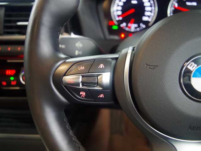 ＢＭＷ １１８ｄ Mスポーツ エディションシャドー 兵庫県 2019(令1)年 4.7万km ミネラルグレー ダーク・ヘッドライト/リア・ランプ（専用装備）/ハイグロス・ブラック・キドニー・グリル（専用装備）/18インチ Mライト・アロイ・ホイール・ダブルスポーク ジェット・ブラック（専用装備）/コーナー・クロス アンソラジット/グレー・ハイライト/ハイグロス・ブラック・トリム/パール・クローム・ハイライト/インテリア・バッヂ（専用装備）/パーキング・サポート・パッケージ（特別装備）/ACC/アクティブ・クルーズ・コントロール（ストップ＆ゴー機能付/特別装備）/コンフォート・パッケージ（特別装備）