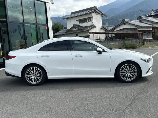 メルセデス・ベンツ ＣＬＡ２００ｄ 愛媛県 2020(令2)年 4.3万km ポーラホワイト レーダーセーフティパッケージ/ナビゲーションパッケージ/アクティブパーキングアシスト/LEDハイパフォーマンスヘッドランプ/純正18インチAW/10.25インチワイドディスプレイ/　Bluetooth/フルセグTV/ハーフレザーシート/前席パワーシート/革巻きステアリング/ドライブレコーダー/置くだけ充電/スペアキー×1/社外フロアマット/スカッフイルミネーション/保証書