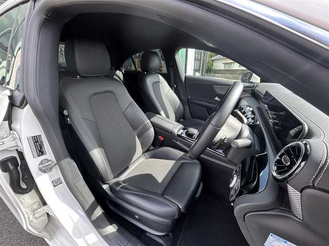 メルセデス・ベンツ ＣＬＡ２００ｄ 愛媛県 2020(令2)年 4.3万km ポーラホワイト レーダーセーフティパッケージ/ナビゲーションパッケージ/アクティブパーキングアシスト/LEDハイパフォーマンスヘッドランプ/純正18インチAW/10.25インチワイドディスプレイ/　Bluetooth/フルセグTV/ハーフレザーシート/前席パワーシート/革巻きステアリング/ドライブレコーダー/置くだけ充電/スペアキー×1/社外フロアマット/スカッフイルミネーション/保証書