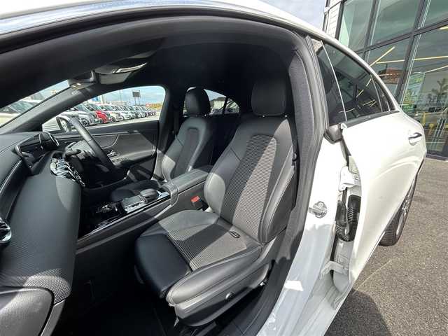 メルセデス・ベンツ ＣＬＡ２００ｄ 愛媛県 2020(令2)年 4.3万km ポーラホワイト レーダーセーフティパッケージ/ナビゲーションパッケージ/アクティブパーキングアシスト/LEDハイパフォーマンスヘッドランプ/純正18インチAW/10.25インチワイドディスプレイ/　Bluetooth/フルセグTV/ハーフレザーシート/前席パワーシート/革巻きステアリング/ドライブレコーダー/置くだけ充電/スペアキー×1/社外フロアマット/スカッフイルミネーション/保証書
