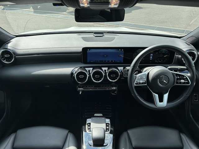メルセデス・ベンツ ＣＬＡ２００ｄ 愛媛県 2020(令2)年 4.3万km ポーラホワイト レーダーセーフティパッケージ/ナビゲーションパッケージ/アクティブパーキングアシスト/LEDハイパフォーマンスヘッドランプ/純正18インチAW/10.25インチワイドディスプレイ/　Bluetooth/フルセグTV/ハーフレザーシート/前席パワーシート/革巻きステアリング/ドライブレコーダー/置くだけ充電/スペアキー×1/社外フロアマット/スカッフイルミネーション/保証書