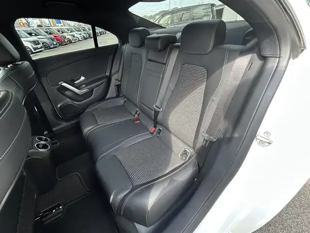メルセデス・ベンツ ＣＬＡ２００ｄ 愛媛県 2020(令2)年 4.3万km ポーラホワイト レーダーセーフティパッケージ/ナビゲーションパッケージ/アクティブパーキングアシスト/LEDハイパフォーマンスヘッドランプ/純正18インチAW/10.25インチワイドディスプレイ/　Bluetooth/フルセグTV/ハーフレザーシート/前席パワーシート/革巻きステアリング/ドライブレコーダー/置くだけ充電/スペアキー×1/社外フロアマット/スカッフイルミネーション/保証書