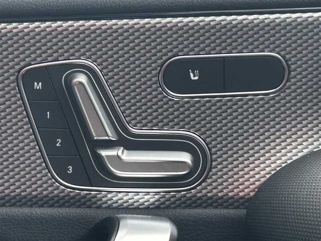 メルセデス・ベンツ ＣＬＡ２００ｄ 愛媛県 2020(令2)年 4.3万km ポーラホワイト レーダーセーフティパッケージ/ナビゲーションパッケージ/アクティブパーキングアシスト/LEDハイパフォーマンスヘッドランプ/純正18インチAW/10.25インチワイドディスプレイ/　Bluetooth/フルセグTV/ハーフレザーシート/前席パワーシート/革巻きステアリング/ドライブレコーダー/置くだけ充電/スペアキー×1/社外フロアマット/スカッフイルミネーション/保証書