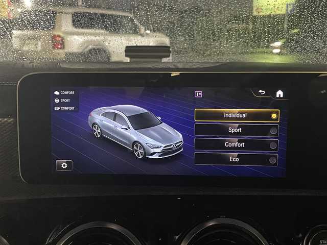 メルセデス・ベンツ ＣＬＡ２００ｄ 愛媛県 2020(令2)年 4.3万km ポーラホワイト レーダーセーフティパッケージ/ナビゲーションパッケージ/アクティブパーキングアシスト/LEDハイパフォーマンスヘッドランプ/純正18インチAW/10.25インチワイドディスプレイ/　Bluetooth/フルセグTV/ハーフレザーシート/前席パワーシート/革巻きステアリング/ドライブレコーダー/置くだけ充電/スペアキー×1/社外フロアマット/スカッフイルミネーション/保証書