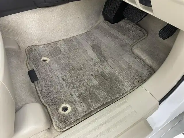 トヨタ ランドクルーザー プラド TX Lパッケージ 熊本県 2022(令4)年 6.5万km ホワイトパールクリスタルシャイン 純正SDナビ(フルセグTV/CD/DVD/BT/FM/AM)/サンルーフ/バックカメラ/トヨタセーフティセンス/・プリクラッシュセーフティ/・レーンディパーチャアラート/・クリアランスソナー/・ロードサインアシスト/・オートマチックハイビーム/・レーダークルーズコントロール/革シート/前席パワーシート/前席シートヒーター/前席シートクーラー/ステアリングリモコン/ビルトインETC/センターデフロック/純正フロアマット/スペアキー