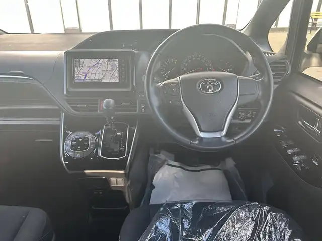 トヨタ エスクァイア Xi 大阪府 2019(令1)年 2.8万km ブラック 純正ナビ　/  フルセグＴＶ/CD/DVD/Bluetooth/USB　/バックモニター　/トヨタセーフティセンス/コーナーセンサー　/片側パワースライドドア　/クルーズコントロール　/アイドリングストップ　/前方ドライブレコーダー/純正15インチアルミホイール　/純正フロアマット　/スマートキー　/ＥＴＣ　/ＬＥＤ