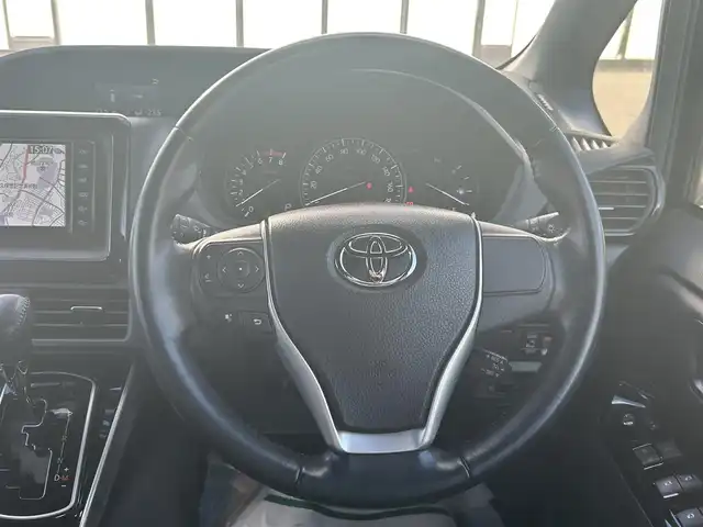 トヨタ エスクァイア Xi 大阪府 2019(令1)年 2.8万km ブラック 純正ナビ　/  フルセグＴＶ/CD/DVD/Bluetooth/USB　/バックモニター　/トヨタセーフティセンス/コーナーセンサー　/片側パワースライドドア　/クルーズコントロール　/アイドリングストップ　/前方ドライブレコーダー/純正15インチアルミホイール　/純正フロアマット　/スマートキー　/ＥＴＣ　/ＬＥＤ