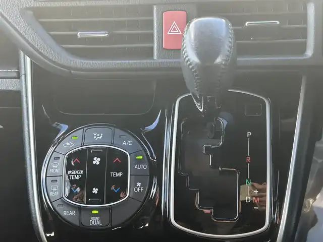 トヨタ エスクァイア Xi 大阪府 2019(令1)年 2.8万km ブラック 純正ナビ　/  フルセグＴＶ/CD/DVD/Bluetooth/USB　/バックモニター　/トヨタセーフティセンス/コーナーセンサー　/片側パワースライドドア　/クルーズコントロール　/アイドリングストップ　/前方ドライブレコーダー/純正15インチアルミホイール　/純正フロアマット　/スマートキー　/ＥＴＣ　/ＬＥＤ