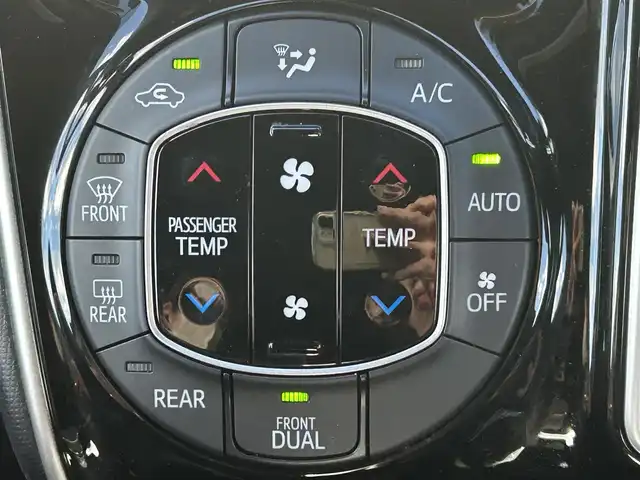 トヨタ エスクァイア Xi 大阪府 2019(令1)年 2.8万km ブラック 純正ナビ　/  フルセグＴＶ/CD/DVD/Bluetooth/USB　/バックモニター　/トヨタセーフティセンス/コーナーセンサー　/片側パワースライドドア　/クルーズコントロール　/アイドリングストップ　/前方ドライブレコーダー/純正15インチアルミホイール　/純正フロアマット　/スマートキー　/ＥＴＣ　/ＬＥＤ