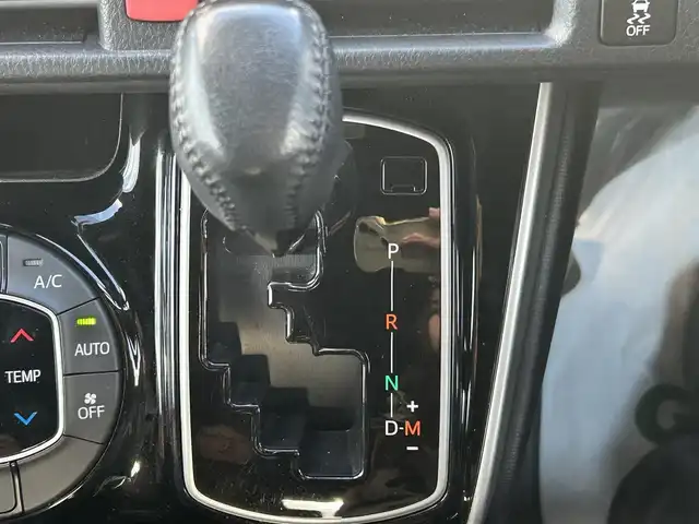 トヨタ エスクァイア Xi 大阪府 2019(令1)年 2.8万km ブラック 純正ナビ　/  フルセグＴＶ/CD/DVD/Bluetooth/USB　/バックモニター　/トヨタセーフティセンス/コーナーセンサー　/片側パワースライドドア　/クルーズコントロール　/アイドリングストップ　/前方ドライブレコーダー/純正15インチアルミホイール　/純正フロアマット　/スマートキー　/ＥＴＣ　/ＬＥＤ