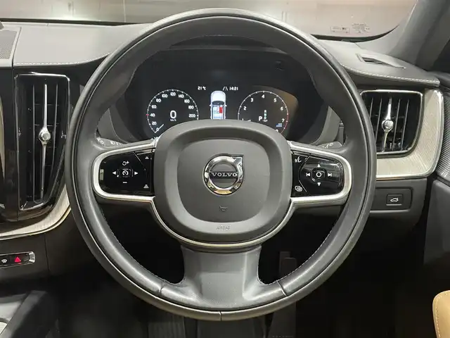 ボルボ ボルボ ＸＣ６０ B5 AWD インスクリプション 群馬県 2020(令2)年 3.7万km グレー Bowers &Wilkins/サンルーフ /茶革シート/ヘッドアップディスプレイ/全方位カメラ/純正ナビ/シートベンチレーション/ドラレコ/シートヒーター /パークアシスト