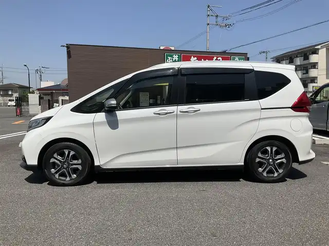 ホンダ フリード＋ クロスター ホンダセンシング 滋賀県 2020(令2)年 1.1万km プラチナホワイトパール ワンオーナー/ホンダセンシング/シルバールーフレール/クルーズコントロール/パナソニック7インチナビ/Bluetooth、CD、ワンセグテレビ/バックカメラ/ビルトインETC/両側パワースライドドア/前後ドライブレコーダー/ハーフレザーシート/ステアリングスイッチ/革巻ステアリングホイール/純正15インチアルミホイール/スペアキー有り/取扱説明書、保証書