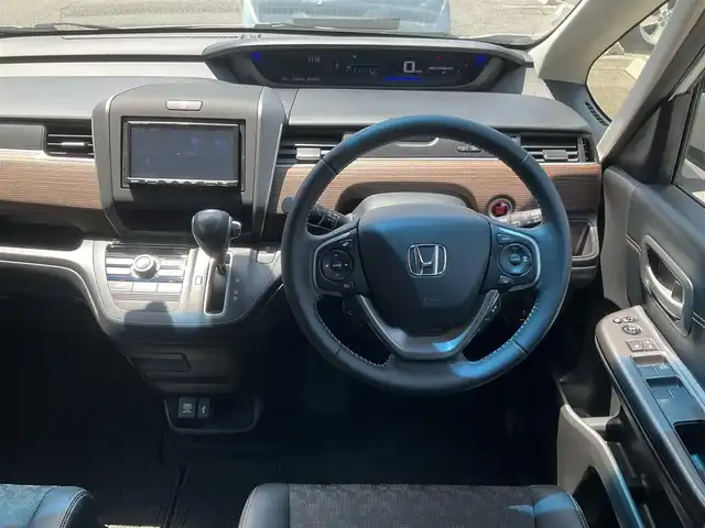 ホンダ フリード＋ クロスター ホンダセンシング 滋賀県 2020(令2)年 1.1万km プラチナホワイトパール ワンオーナー/ホンダセンシング/シルバールーフレール/クルーズコントロール/パナソニック7インチナビ/Bluetooth、CD、ワンセグテレビ/バックカメラ/ビルトインETC/両側パワースライドドア/前後ドライブレコーダー/ハーフレザーシート/ステアリングスイッチ/革巻ステアリングホイール/純正15インチアルミホイール/スペアキー有り/取扱説明書、保証書