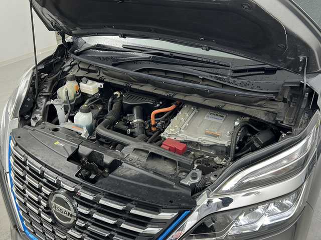 日産 セレナ e－パワー ハイウェイスター V 宮城県 2021(令3)年 2.6万km ダークメタルグレー/ダイヤモンドブラック プロパイロット/エマージェンシーブレーキ/側方支援/ブラインドスポットモニター/デジタルインナーミラー/全周囲カメラ/純正10インチSDナビ/・BT.CD.DVD.SD.USB.HDMI.ブルーレイ/フルセグTV/純正フリップダウンモニター/両側パワースライドドア/ハンズフリースライドドア/合皮シート/前席シートヒーター/ステアリングヒーター/ステアリングスイッチ/プッシュスタート/スマートキー×2/ETC/ドライブレコーダー（F）/電動パーキングブレーキ/LEDヘッドライト/LEDフォグライト/純正フロアマット/純正15インチAW/ロールサンシェード/シートバックテーブル/ドアバイザー