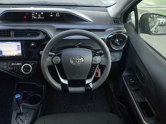 トヨタ アクア S 石川県 2018(平30)年 5.7万km ブラックマイカ KENWOODナビ/（ワンセグ/AM/FM/CD/DVD/Bluetooth）/ドライブレコーダー前後/ビルトインETC/バックカメラ/ECOMODE/横滑り防止システム/車両接近通報装置/ウィンカーミラー/保証書/取扱説明書