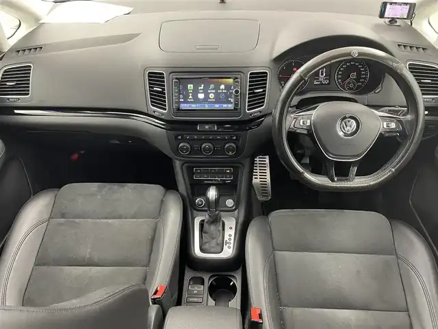 フォルクスワーゲン シャラン TDI ハイライン 愛知県 2021(令3)年 6.9万km ピュアホワイト ルーフレール/純正ナビ/（CD/DVD/BT/フルセグ）/バックカメラ/ETC/追従クルーズコントロール/ドラレコ/衝突軽減システム/横滑り防止/車線逸脱抑制/ブラインドスポットモニター/両側パワースライドドア/後席オートエアコン/ドアバイザー/シートバックテーブル/パドルシフト/保証書/スペアキー