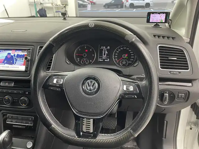 フォルクスワーゲン シャラン TDI ハイライン 愛知県 2021(令3)年 6.9万km ピュアホワイト ルーフレール/純正ナビ/（CD/DVD/BT/フルセグ）/バックカメラ/ETC/追従クルーズコントロール/ドラレコ/衝突軽減システム/横滑り防止/車線逸脱抑制/ブラインドスポットモニター/両側パワースライドドア/後席オートエアコン/ドアバイザー/シートバックテーブル/パドルシフト/保証書/スペアキー