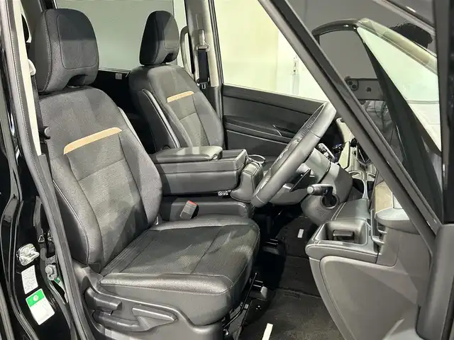 日産 セレナ ハイウェイスター V 愛知県 2023(令5)年 0.8万km ダイヤモンドブラック 純正１２．３インチディスプレイ/プロパイロット/アラウンドビューモニター/フリップダウンモニター/両側パワースライドドア/パドルシフト/ワイヤレス充電/デジタルインナーミラー/ビルトインETC2.0/USB入力端子/衝突軽減ブレーキ/ブラインドスポットモニター/車線逸脱警報/クリアランスソナー/踏み間違え防止システム/純正16インチアルミホイール/純正フロアマット