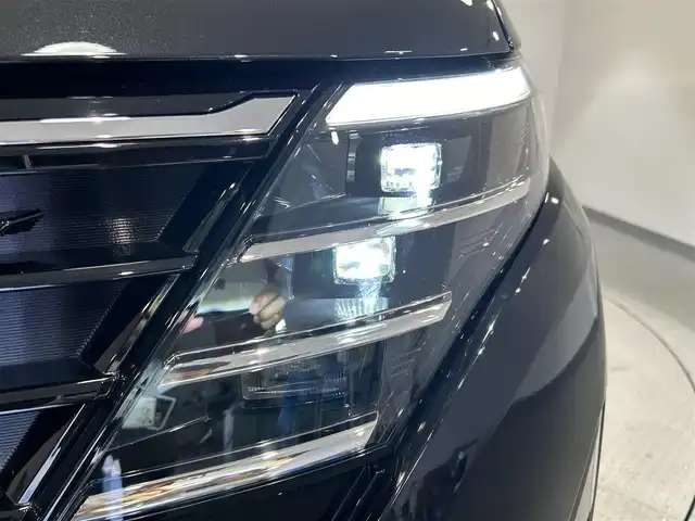 日産 セレナ ハイウェイスター V 愛知県 2023(令5)年 0.8万km ダイヤモンドブラック 純正１２．３インチディスプレイ/プロパイロット/アラウンドビューモニター/フリップダウンモニター/両側パワースライドドア/パドルシフト/ワイヤレス充電/デジタルインナーミラー/ビルトインETC2.0/USB入力端子/衝突軽減ブレーキ/ブラインドスポットモニター/車線逸脱警報/クリアランスソナー/踏み間違え防止システム/純正16インチアルミホイール/純正フロアマット