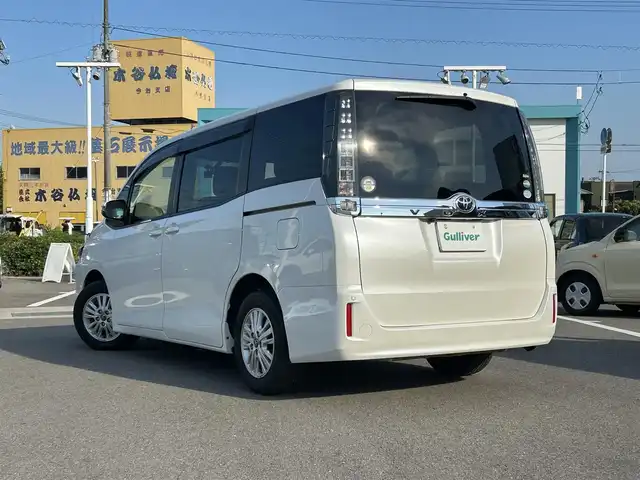 トヨタ ヴォクシー V 愛媛県 2014(平26)年 6.3万km パール ETC/両側パワースライドドア/ディーラーオプションナビ/BT/AM・FM/CD/DVD/ワンセグ/バックカメラ/ドライブレコーダー/純正アルミホイール/純正フロアマット/コーナーセンサー/オートマチックハイビーム/クルーズコントロール/LEDヘッドライト