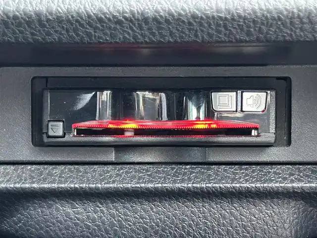 トヨタ ヴォクシー V 愛媛県 2014(平26)年 6.3万km パール ETC/両側パワースライドドア/ディーラーオプションナビ/BT/AM・FM/CD/DVD/ワンセグ/バックカメラ/ドライブレコーダー/純正アルミホイール/純正フロアマット/コーナーセンサー/オートマチックハイビーム/クルーズコントロール/LEDヘッドライト
