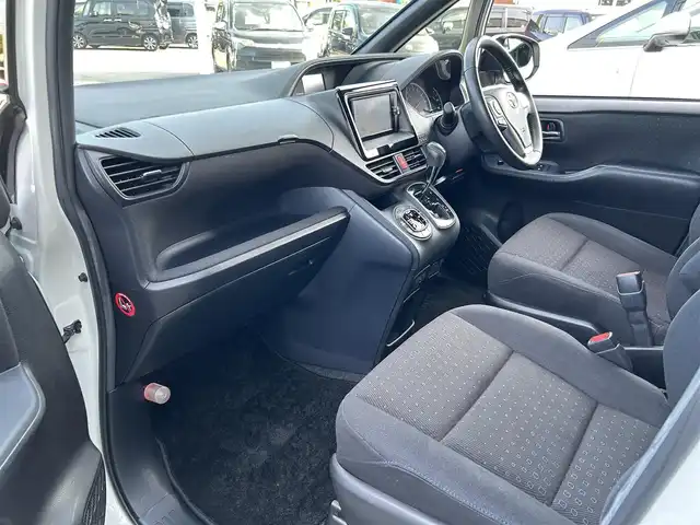 トヨタ ヴォクシー V 愛媛県 2014(平26)年 6.3万km パール ETC/両側パワースライドドア/ディーラーオプションナビ/BT/AM・FM/CD/DVD/ワンセグ/バックカメラ/ドライブレコーダー/純正アルミホイール/純正フロアマット/コーナーセンサー/オートマチックハイビーム/クルーズコントロール/LEDヘッドライト