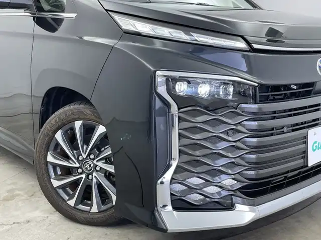 トヨタ ヴォクシー ハイブリッド S－Z 新潟県 2023(令5)年 1.4万km グリッターブラックガラスフレーク 10.5インチ純正メモリナビ/　フルセグTV/Bluetooth/CD/DVD/USB/レーダークルーズコントロール/衝突被害軽減ブレーキ/レーンキープアシスト/前後コーナーセンサー/両側パワースライドドア/ハーフレザーシート/前席シートヒーター/バックモニター/ビルトインETC/横滑り防止装置/LEDヘッドライト/オートマチックハイビーム/オートライト/ユニバーサルステップ/レザーステアリング/ステアリングスイッチ/禁煙車