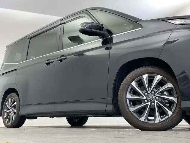 トヨタ ヴォクシー ハイブリッド S－Z 新潟県 2023(令5)年 1.4万km グリッターブラックガラスフレーク 10.5インチ純正メモリナビ/　フルセグTV/Bluetooth/CD/DVD/USB/レーダークルーズコントロール/衝突被害軽減ブレーキ/レーンキープアシスト/前後コーナーセンサー/両側パワースライドドア/ハーフレザーシート/前席シートヒーター/バックモニター/ビルトインETC/横滑り防止装置/LEDヘッドライト/オートマチックハイビーム/オートライト/ユニバーサルステップ/レザーステアリング/ステアリングスイッチ/禁煙車