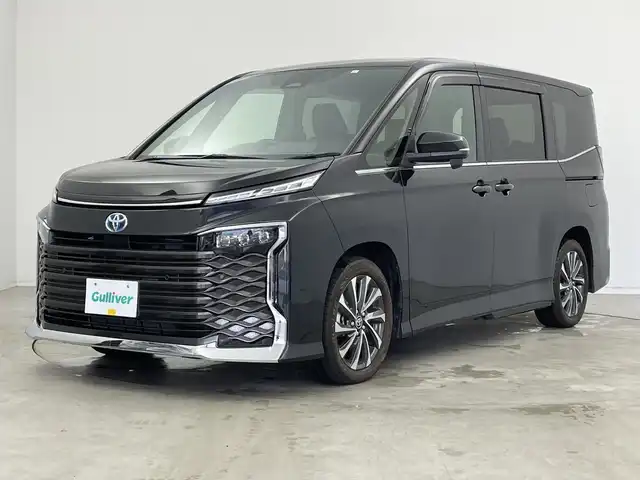 トヨタ ヴォクシー ハイブリッド S－Z 新潟県 2023(令5)年 1.4万km グリッターブラックガラスフレーク 10.5インチ純正メモリナビ/　フルセグTV/Bluetooth/CD/DVD/USB/レーダークルーズコントロール/衝突被害軽減ブレーキ/レーンキープアシスト/前後コーナーセンサー/両側パワースライドドア/ハーフレザーシート/前席シートヒーター/バックモニター/ビルトインETC/横滑り防止装置/LEDヘッドライト/オートマチックハイビーム/オートライト/ユニバーサルステップ/レザーステアリング/ステアリングスイッチ/禁煙車
