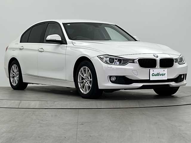 ＢＭＷ ３２０ｉ 大阪府 2015(平27)年 6万km アルピンホワイトⅢ 純正ナビ（CD/DVD/ブルートゥース/AUX）/ETC/SOSボタン/HIDヘッドライト/クルーズコントロール/スペアキー/純正１６インチAW