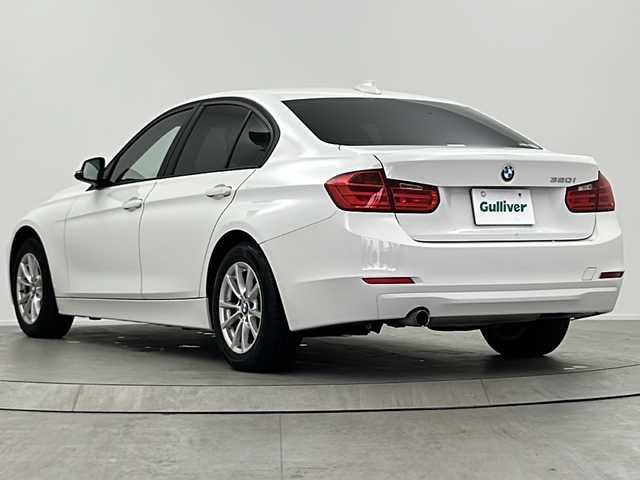 ＢＭＷ ３２０ｉ 大阪府 2015(平27)年 6万km アルピンホワイトⅢ 純正ナビ（CD/DVD/ブルートゥース/AUX）/ETC/SOSボタン/HIDヘッドライト/クルーズコントロール/スペアキー/純正１６インチAW