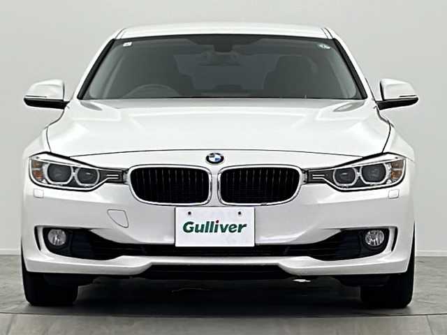 ＢＭＷ ３２０ｉ 大阪府 2015(平27)年 6万km アルピンホワイトⅢ 純正ナビ（CD/DVD/ブルートゥース/AUX）/ETC/SOSボタン/HIDヘッドライト/クルーズコントロール/スペアキー/純正１６インチAW