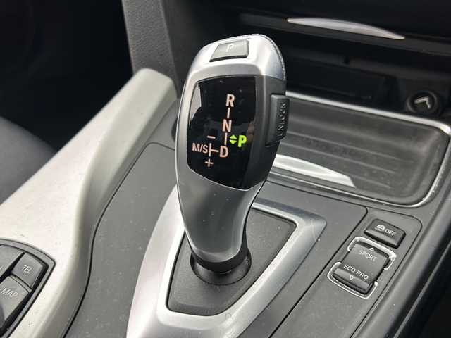 ＢＭＷ ３２０ｉ 大阪府 2015(平27)年 6万km アルピンホワイトⅢ 純正ナビ（CD/DVD/ブルートゥース/AUX）/ETC/SOSボタン/HIDヘッドライト/クルーズコントロール/スペアキー/純正１６インチAW