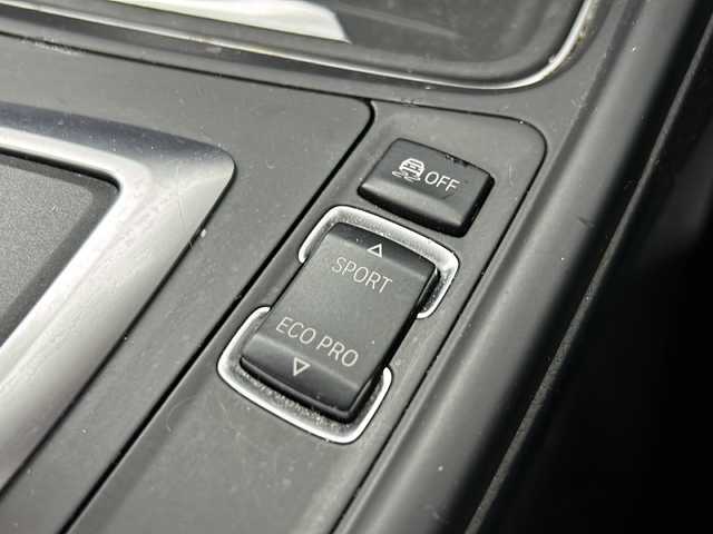 ＢＭＷ ３２０ｉ 大阪府 2015(平27)年 6万km アルピンホワイトⅢ 純正ナビ（CD/DVD/ブルートゥース/AUX）/ETC/SOSボタン/HIDヘッドライト/クルーズコントロール/スペアキー/純正１６インチAW