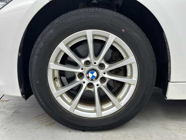 ＢＭＷ ３２０ｉ 大阪府 2015(平27)年 6万km アルピンホワイトⅢ 純正ナビ（CD/DVD/ブルートゥース/AUX）/ETC/SOSボタン/HIDヘッドライト/クルーズコントロール/スペアキー/純正１６インチAW