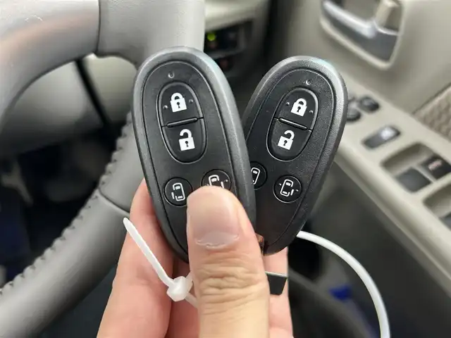 スズキ エブリィ ワゴン PZターボ スペシャル ハイルーフ 千葉県 2025(令7)年 1.2万km パールホワイト  デュアルカメラブレーキサポート/・誤発進抑制機能（後方含む）/・車線逸脱警報機能/・ふらつき警報機能/・先行車発進お知らせ機能/・後退時ブレーキサポート/・ヒルホールドコントロール/・ハイビームアシスト/・パーキングセンサー（リア）/ 純正7インチディスプレイオーディオ/・AM/FMラジオ/・スマートフォン連携機能/（Apple CarPlay / Android Auto）/・バックカメラ/・USB外部接続ソケット（タイプA）/・ハンズフリーマイク/・GPSアンテナ/両側パワースライドドア/左側オートステップ/LEDヘッドライト/フォグランプ/スマートキー/純正ラバーマット