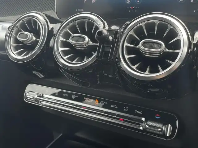 メルセデス・ベンツ ＧＬＢ２００ｄ AMGライン 東京都 2020(令2)年 5.6万km マウンテングレー AMGラインパッケージ/・AMGスタイリングパッケージ/・MBロゴ付きブレーキキャリパー/・レザーDINAMICAシート/・アダプティブハイビームアシスト・プラス/レザーエクスクルーシブパッケージ/・本革シート/・メモリ付きパワーシート/・シートヒーター/・アンビエント６４色/アドバンスパッケージ/・ヘッドアップディスプレイ/・アドバンスサウンドシステムスピーカー/パノラマサンルーフ/レーダーセーフティパッケージ/・アクティブディスタンスアシスト・ディストロニック/・アクティブブレーキアシスト/・アクティブブレーンキーピングアシスト/・アクティブステアリングアシスト