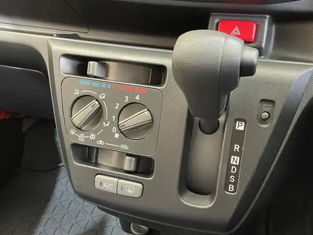 ダイハツ ミラ イース L SAⅢ 岩手県 2018(平30)年 0.4万km ブライトシルバーメタリック ４WD/スマートアシスト/衝突被害軽減ブレーキ/コーナーセンサー/レーンアシスト/アイドリングストップ/横滑り防止装置/オートハイビーム/LEDヘッドライト/ヘッドライトレベライザー/純正オーディオ（FM AM CD AUX）/純正ホイールキャップ/ドアバイザー/スペアキー
