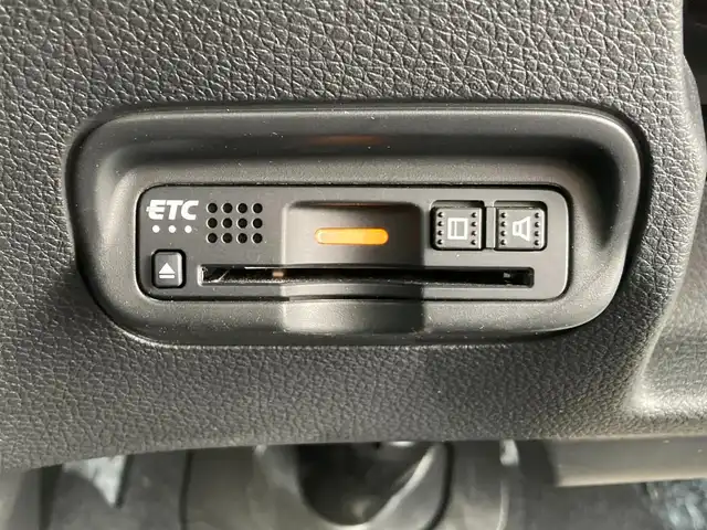 ホンダ ヴェゼル ハイブリッド RS ホンダセンシング 千葉県 2020(令2)年 3.4万km プラチナホワイトパール 純正8インチメモリナビ/(フルセグTV/BT/CD/DVD/FM/AM/HDMI)/バックカメラ/ドライブレコーダー/衝突被害軽減システム/車線逸脱警報/クルーズコントロール/ハーフレザーシート/横滑り防止装置/ETC/アイドリングストップ/LEDヘッドライト/フォグランプ/オートライト/ウィンカーミラー/電動格納ミラー/純正18インチAW/シートヒーター/シートリフター/プッシュスタート/スマートキー/フロアマット/ドアバイザー/スペアキー/取扱説明書
