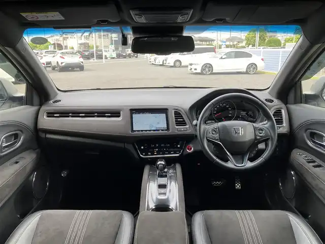 ホンダ ヴェゼル ハイブリッド RS ホンダセンシング 千葉県 2020(令2)年 3.4万km プラチナホワイトパール 純正8インチメモリナビ/(フルセグTV/BT/CD/DVD/FM/AM/HDMI)/バックカメラ/ドライブレコーダー/衝突被害軽減システム/車線逸脱警報/クルーズコントロール/ハーフレザーシート/横滑り防止装置/ETC/アイドリングストップ/LEDヘッドライト/フォグランプ/オートライト/ウィンカーミラー/電動格納ミラー/純正18インチAW/シートヒーター/シートリフター/プッシュスタート/スマートキー/フロアマット/ドアバイザー/スペアキー/取扱説明書