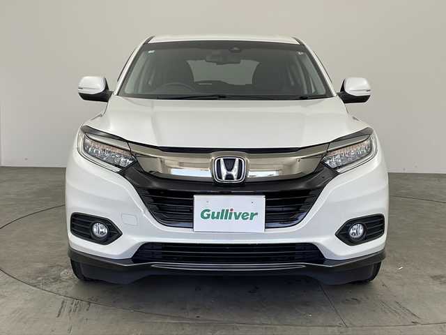 ホンダ ヴェゼル ハイブリッド X ホンダセンシング 兵庫県 2020(令2)年 4万km プラチナホワイトパール ・純正SDナビ（VXM-２０５Ci）/　Bluetoothオーディオ/　CD/DVD再生/　USB接続/・前後ドライブレコーダー/・チップアップシート/・純正フロアマット/・純正16インチアルミホイール/・レーダークルーズコントロール/・衝突被害軽減システム/・レーンキープアシスト/・ABS/・横滑り防止機能/・盗難防止装置/・オートライト/・LEDヘッドライト/・W＋サイドエアバック/・カーテンエアバック/・ステアリングリモコン/・パドルシフト/・スマートキー/・AACエアコン/　