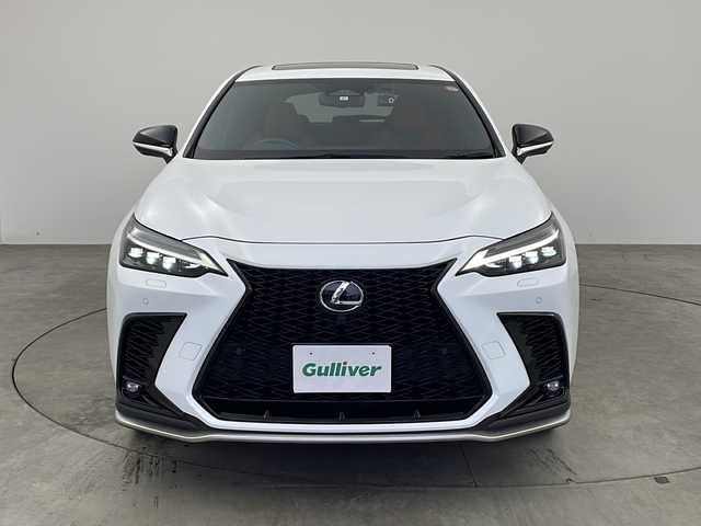 レクサス ＮＸ 350h Fスポーツ 兵庫県 2023(令5)年 5.7万km ホワイトノーヴァガラスフレーク ・ワンオーナー/・14インチディスプレイナビオーディオ/・Bluetooth&BT&USB&Miracast/・パノラミックビューモニター/・ビルドインETC2.0/・前後ドライブレコーダー/・前後コーナーセンサー/・サンルーフ/・革巻きステアリング/・ステアリングスイッチ/・パドルシフト/・レーダークルーズコントロール/・レザーシート/・パワーシート（D席＋N席）/・メモリシート（D席）/・シートヒーター（D席＋N席）/・エアシート（D席＋N席）/・純正フロアマット/・純正20インチアルミホイール/・LEXUSsafety＋/・W＋サイドエアバッグ/・カーテンエアバッグ/・電動パーキングブレーキ/・オートブレーキホールド/・デジタルインナーミラー/・ブラインドスポットモニター/・TVキャンセラー