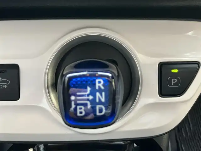 トヨタ プリウス ＰＨＶ A 滋賀県 2017(平29)年 7.9万km ホワイトパールクリスタルシャイン モデリスタエアロ（リア）/純正11.6インチナビ/【Bluetooth/フルセグTV/USB/iPod】/バックカメラ/ETC/セーフティセンスP/・プリクラッシュセーフティ/・レーンディパーチャーアラート/・アダプティブハイビーム/・レーダークルーズコントロール/ブラインドスポットモニター/インテリジェントクリアランスソナー/パーキングアシスト/シートヒーター/ハンドルヒーター/スマートキー/LEDヘッドライト/オートライト